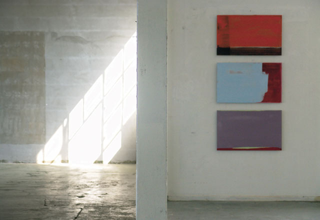 Ausstellungsansicht mit Malereien von Susan Stadler